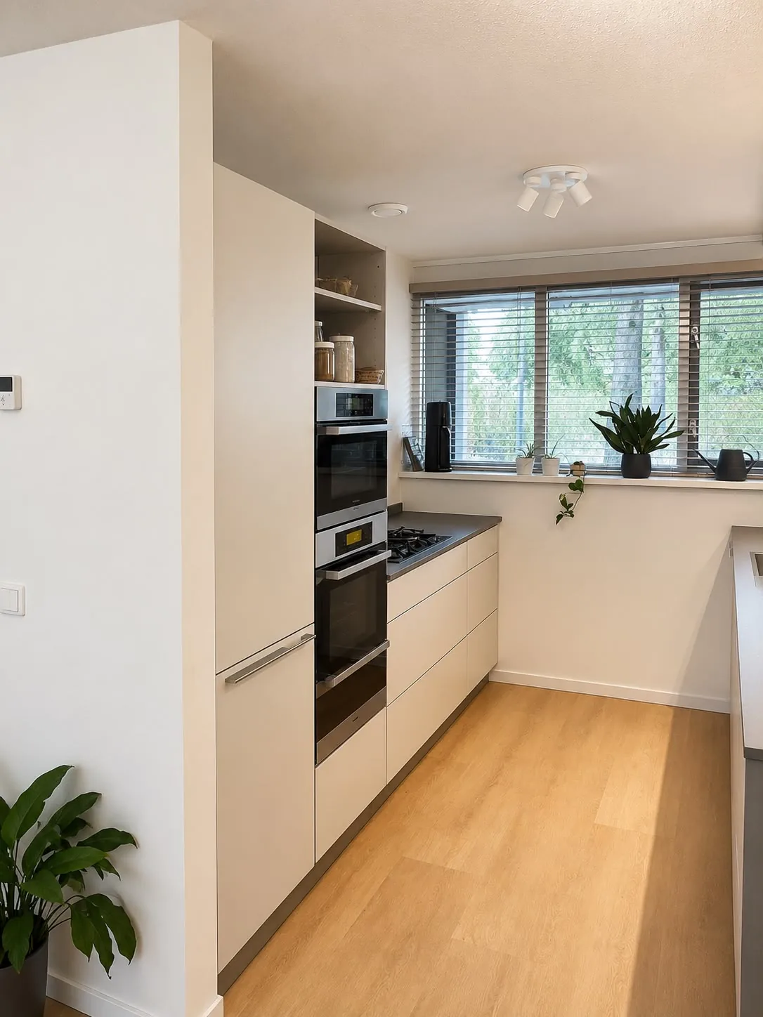 Wat kost een keuken plaatsen? Montage, installatiewerk en de posten die u vergeet