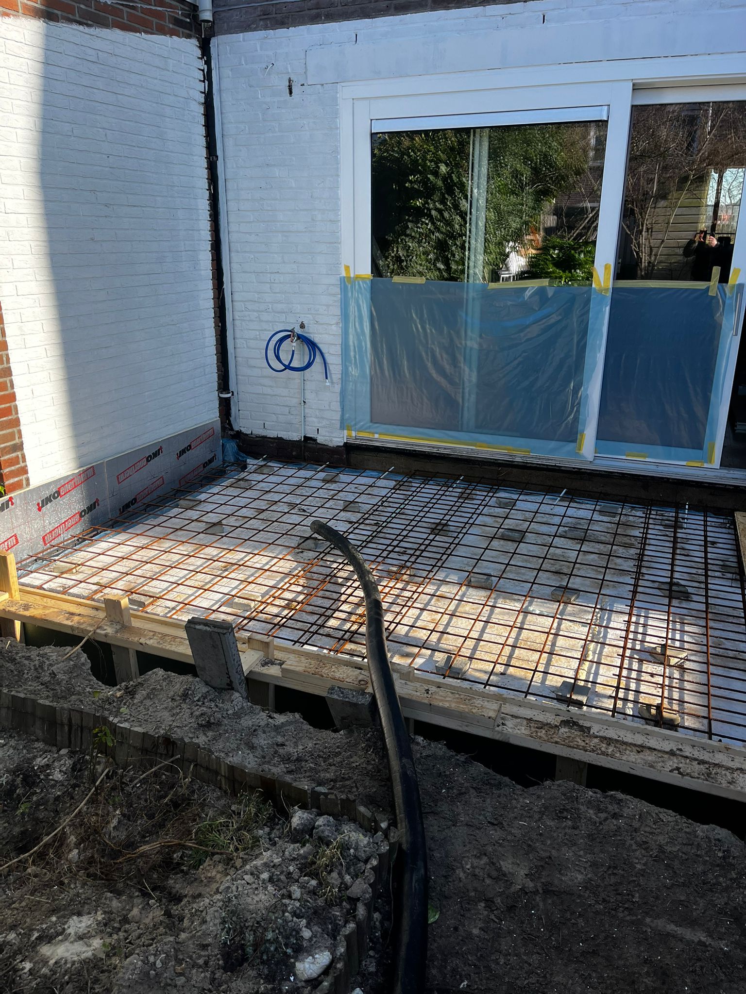 Fundering met wapening voor de aanbouw in Groningen