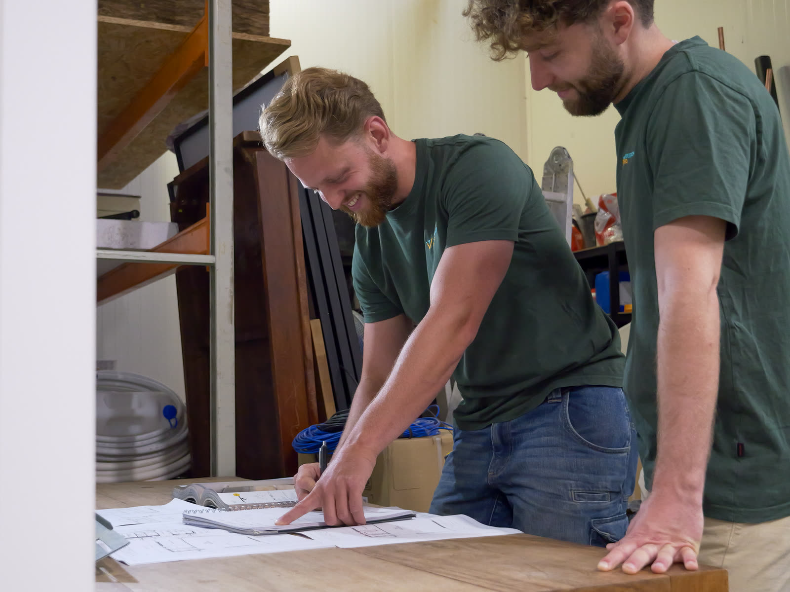 Het team van VerbouwGroep Noord neemt samen de bouwtekeningen door voor de start van een verbouwing