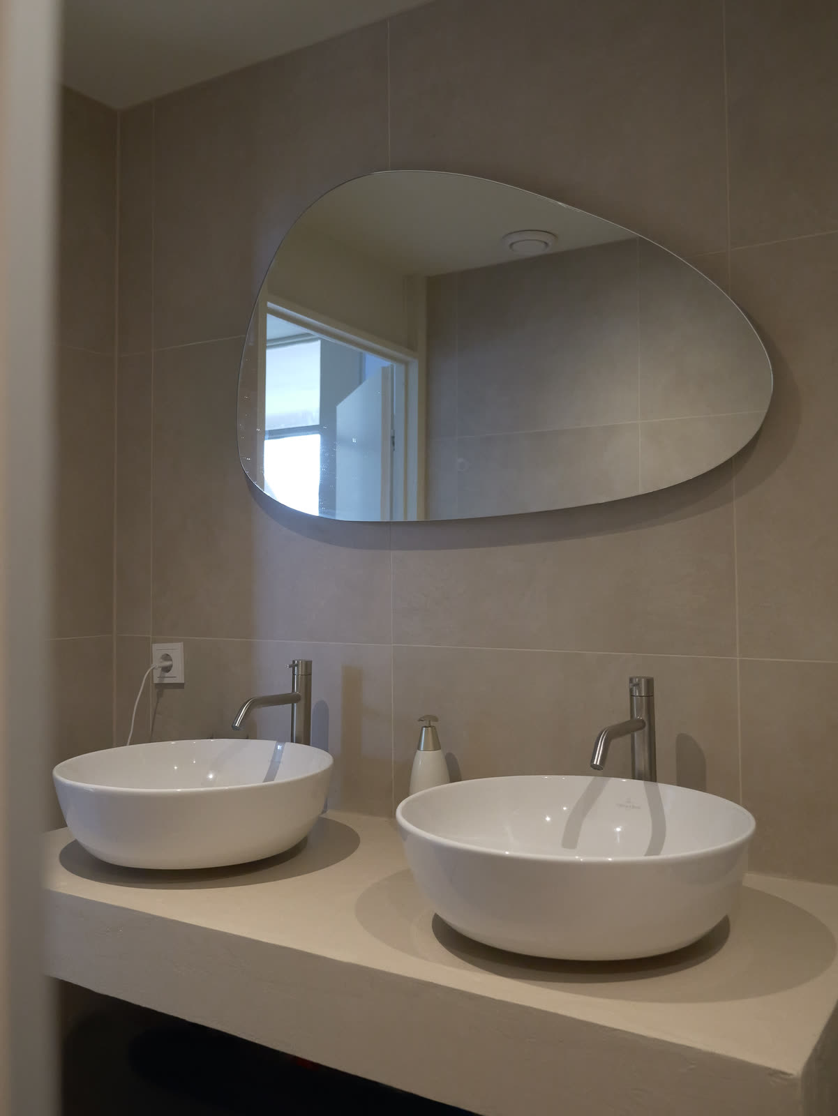 Totaalrenovatie Allermanstraat Groningen - nieuwe badkamer met dubbele waskom op maatwerk wastafelblad