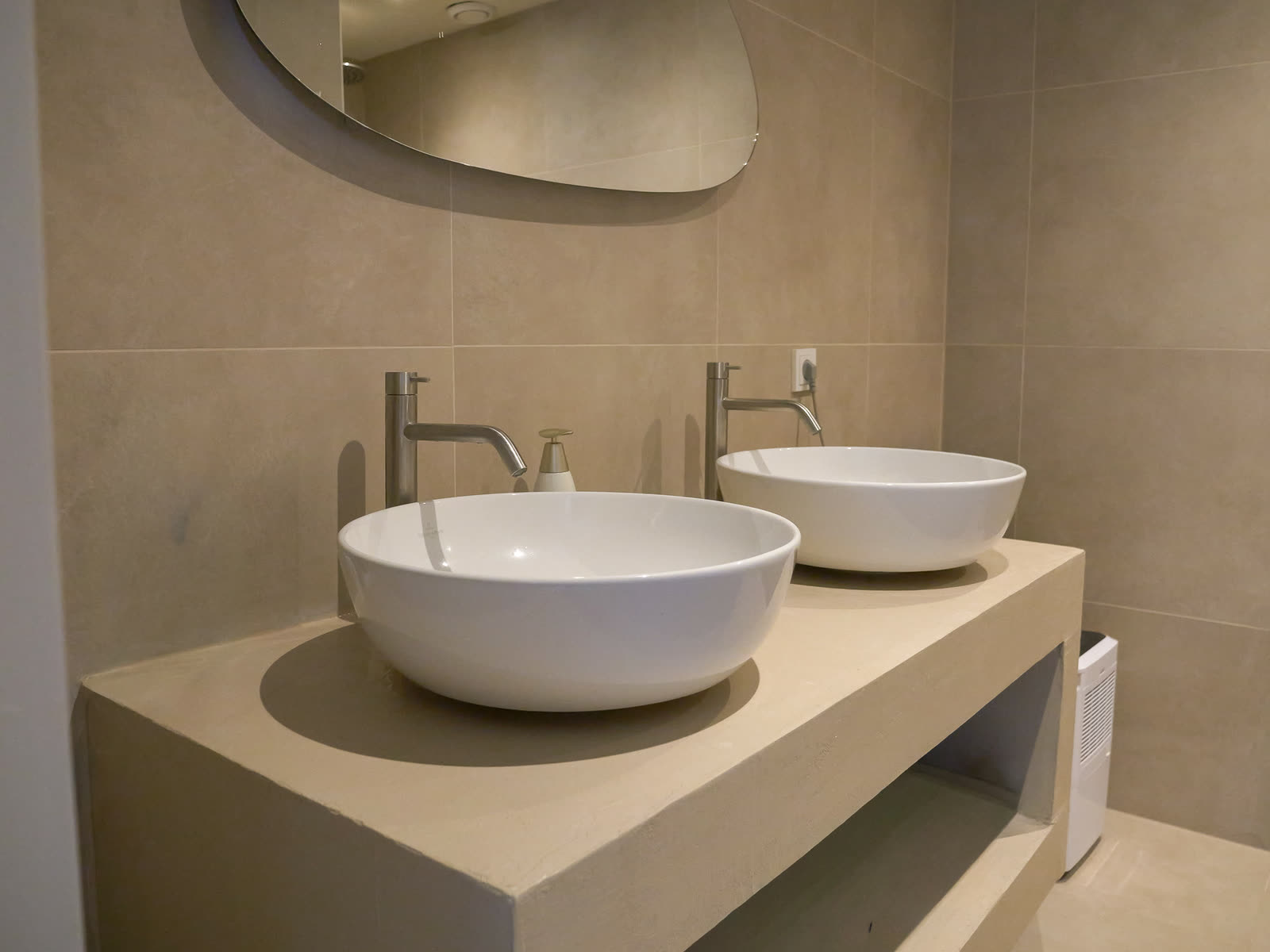 Maatwerk wastafelblad in betonlook met twee opzetkommen, badkamer Allermanstraat Groningen