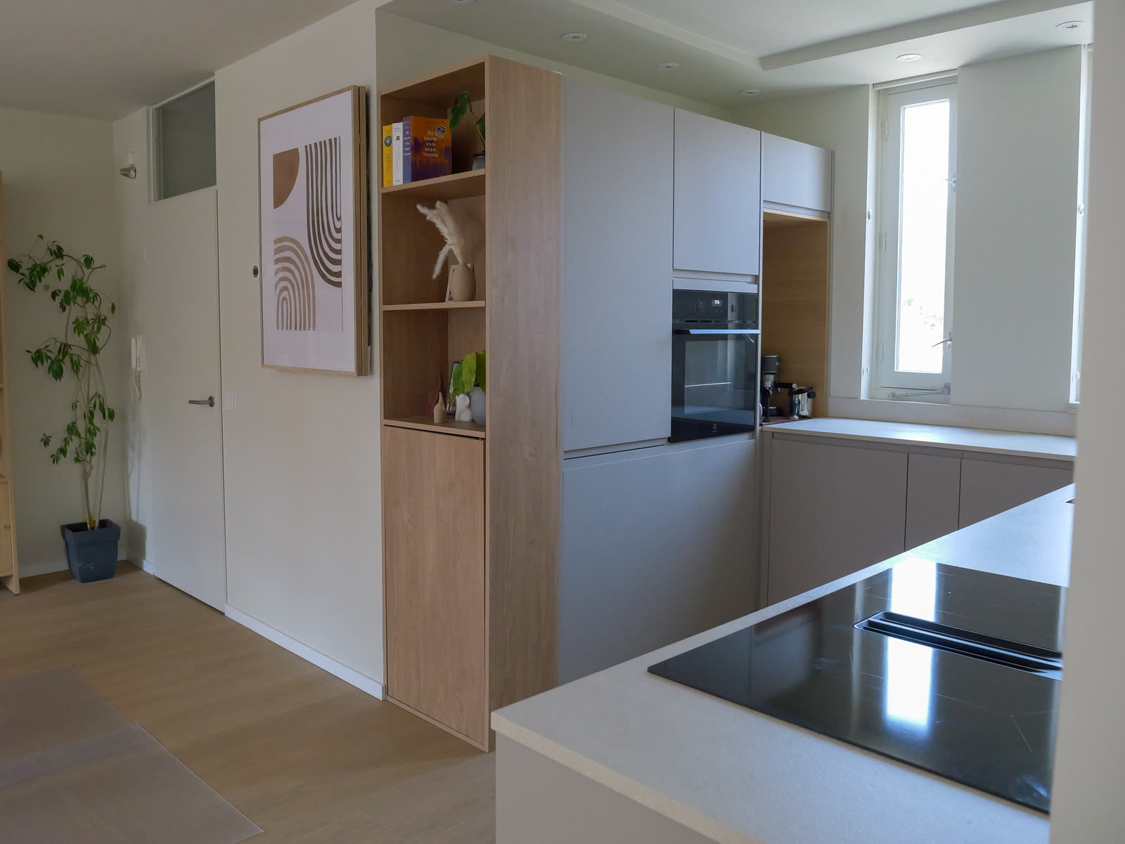 Keuken Allermanstraat Groningen met schiereiland, inductiekookplaat en eiken roomdivider