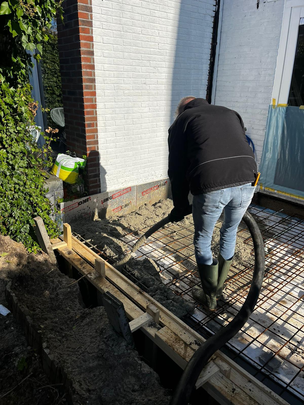 Beton storten over de wapening