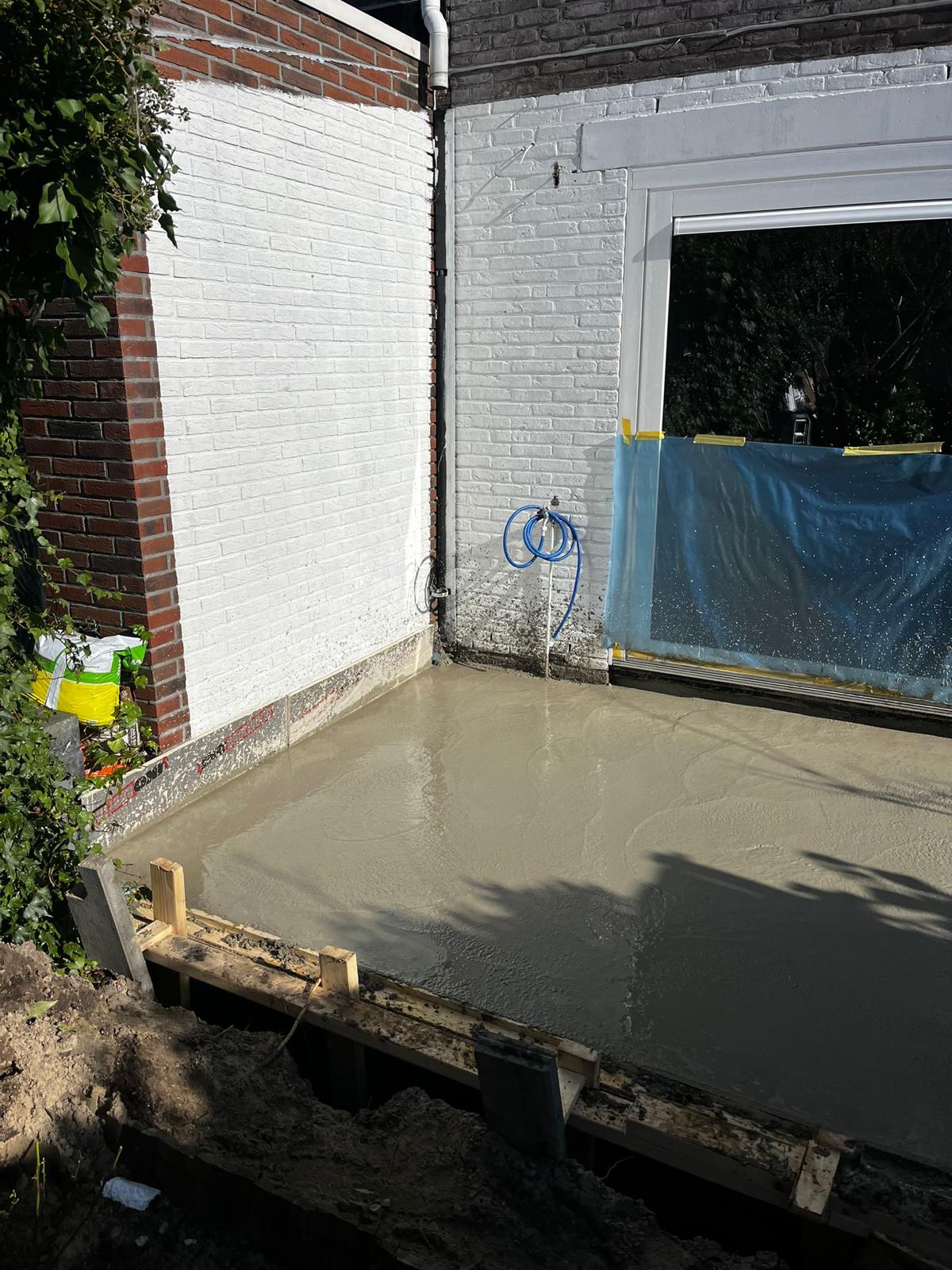 Gestorte betonvloer van de aanbouw