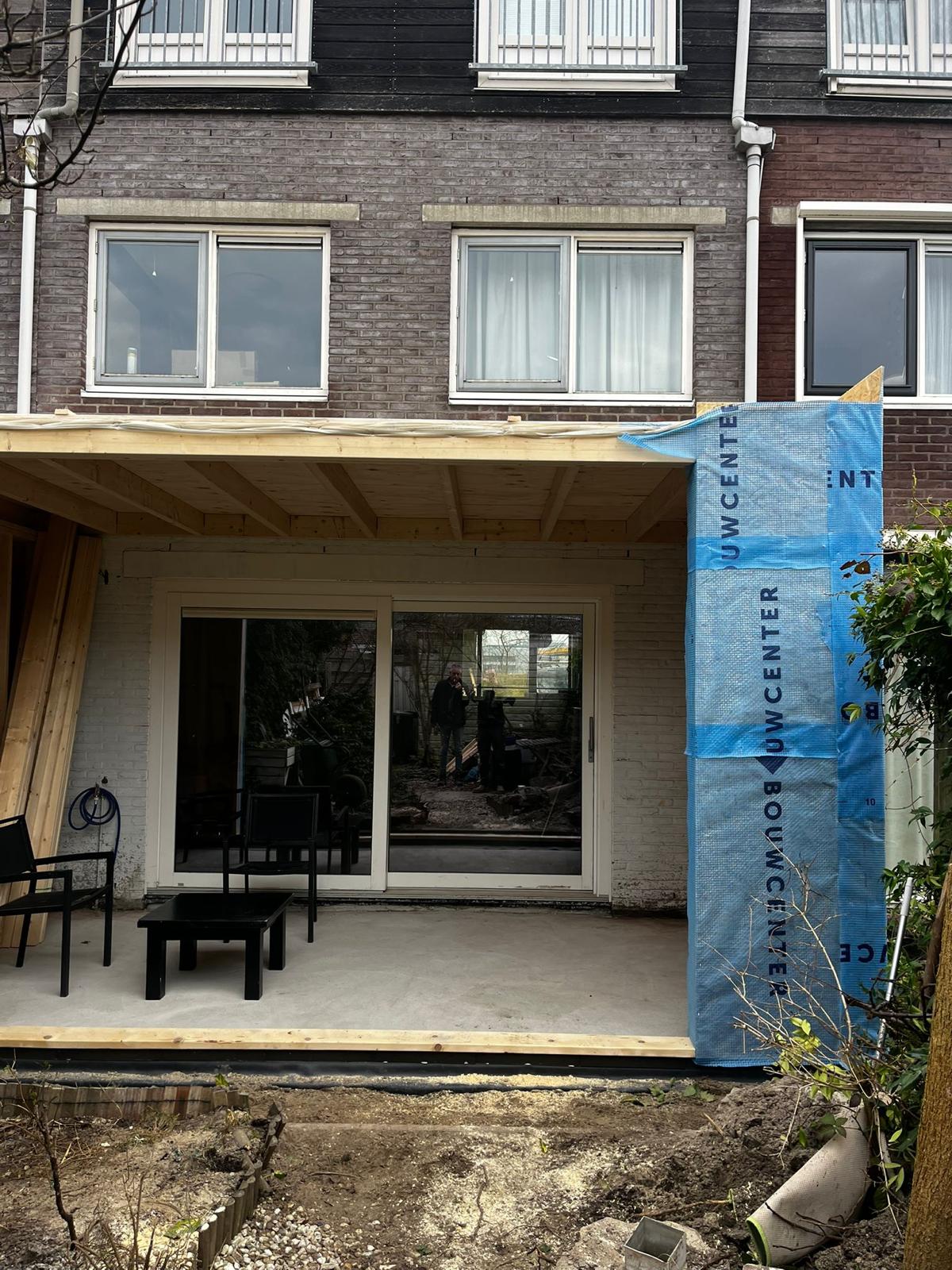 Aanbouw waterdicht, dak dicht en wand ingepakt