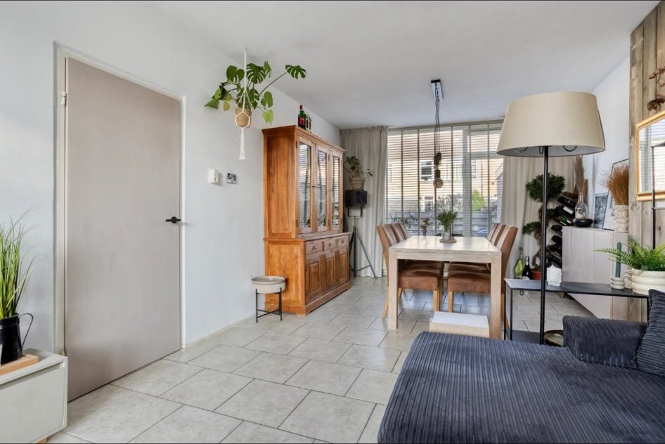 Woonkamer Zandsteenlaan voor renovatie